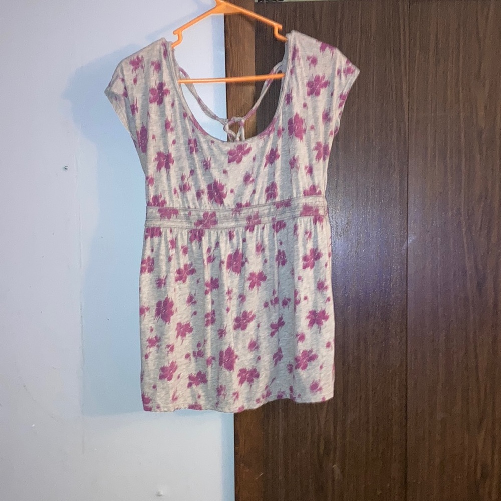 Aeropostale top little sleeves crisscross in the back